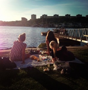 En sommarkväll med fina vänner på Hornsbergs strand, Stockholm.