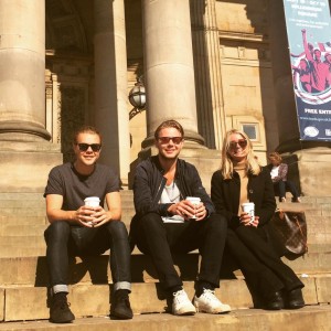 Här sitter jag och två svenska kompisar i våra solglasögon med vår take-away kaffe och glömde bort alla våra I-landsproblem en stund