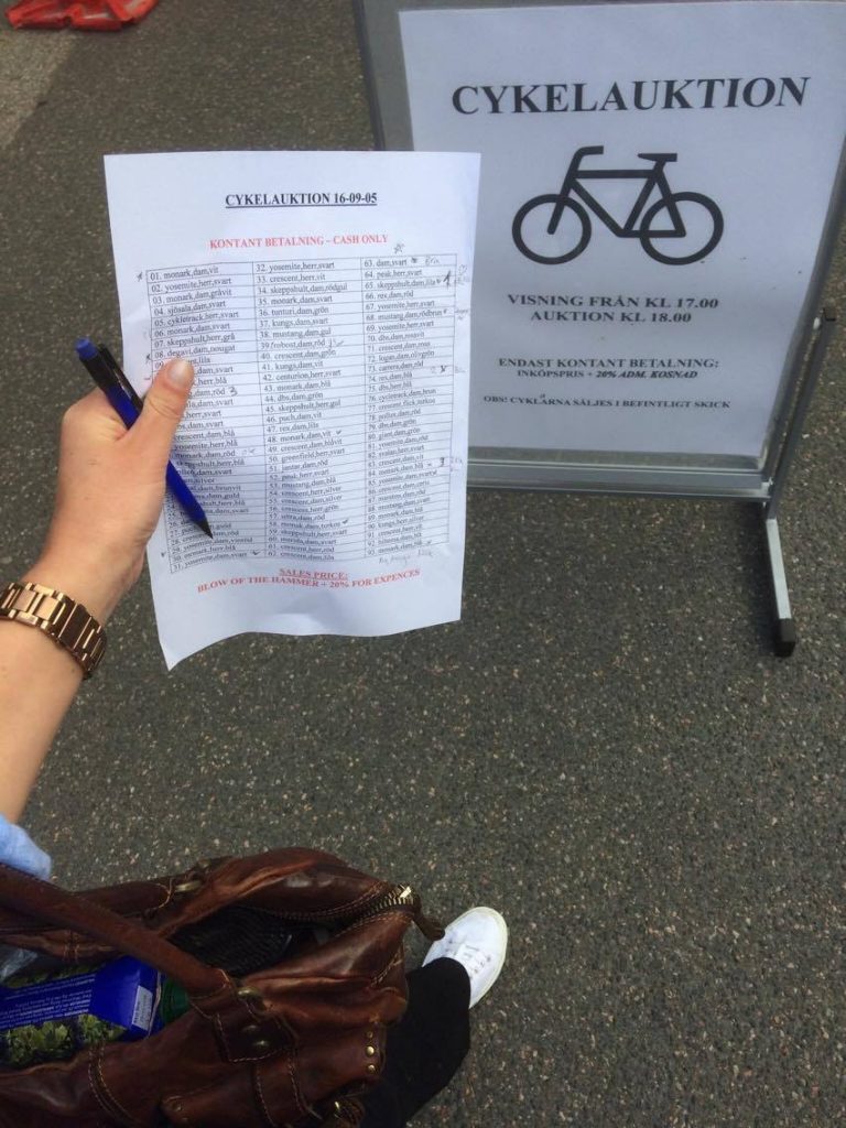 Vi var på cykelauktion och jag fick efter en lång väntan min nr.1 favvo-kärra. Namnförslag på en lilarostig trotjänare med lite skramligt styre? :D
