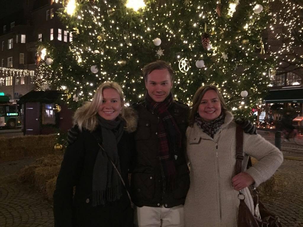Jag, min bror och mammis på stortorget vid Lunds mysigaste gran :)