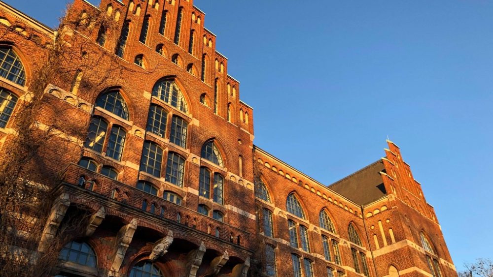 Universitetsbiblioteket (UB) i kvällssolen.