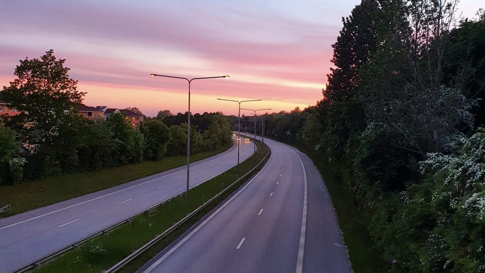 solnedgång vid motorväg