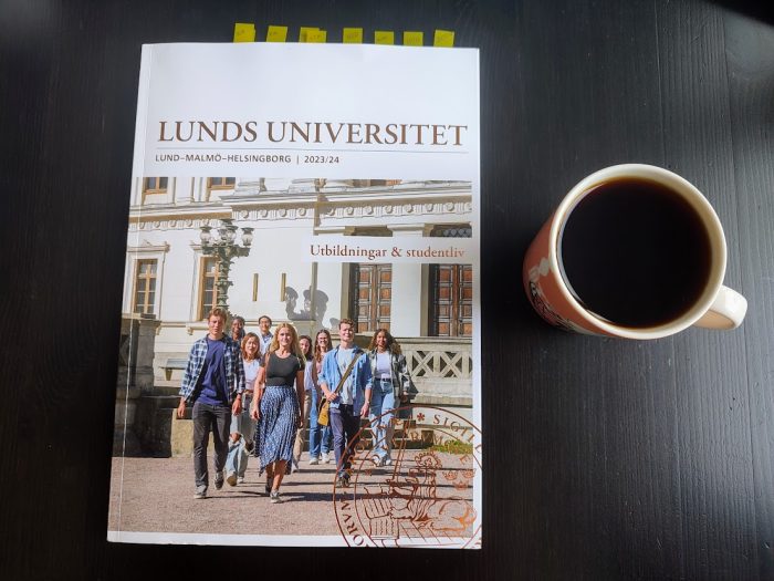 Bild på Lunds universitets utbildningsmagasin och en kopp kaffe.
