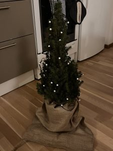 En liten, liten julgran som ger mycket julkänsla!