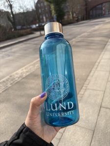 Bild på en ljusblå vattenflaska med Lunds universitets logga på.