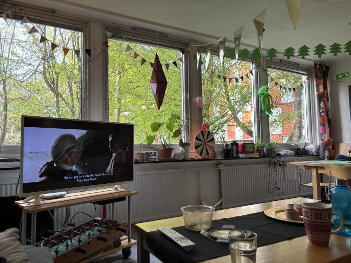 Bild på korridors-allrum där vi tittar på film