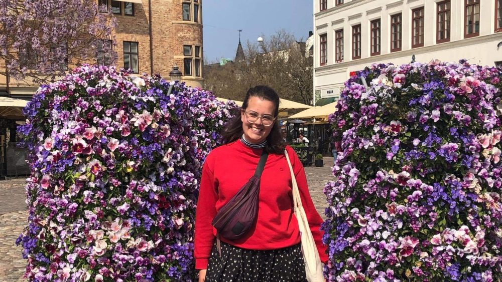 Nicole vid lila blommor