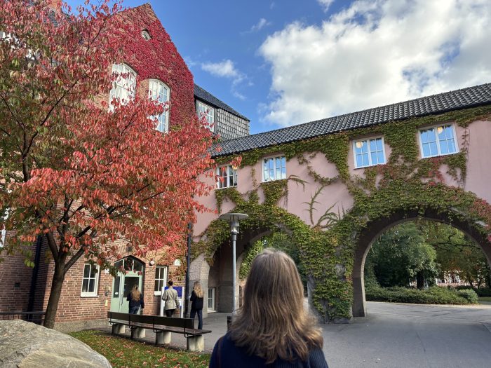 Valvet vid Paradisområdet med röda löv på byggnaden.