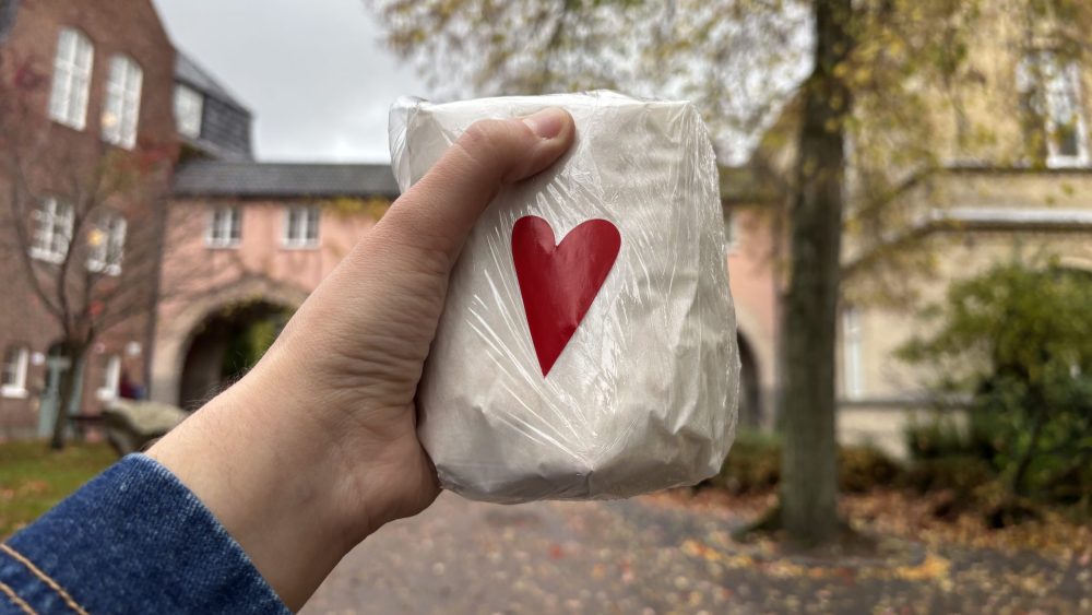 En bild på en wrap med ett hjärtklistermärke på i Paradisområdet