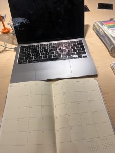 Tips är att köpa en fysisk kalender för att få en överblick över dina föreläsningar, grupparbete och jobb!