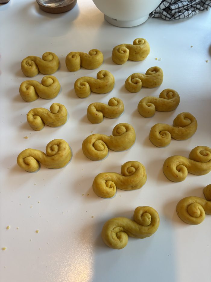 Lussebullar som bakas.