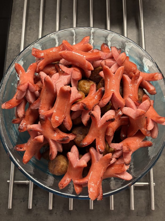 Prinskorvar och köttbullar i en skål.