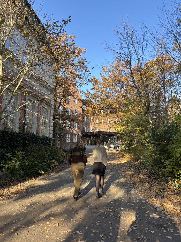 Två tjejer som går på paradisområdet vid samhällsvetenskapliga biblioteket.
