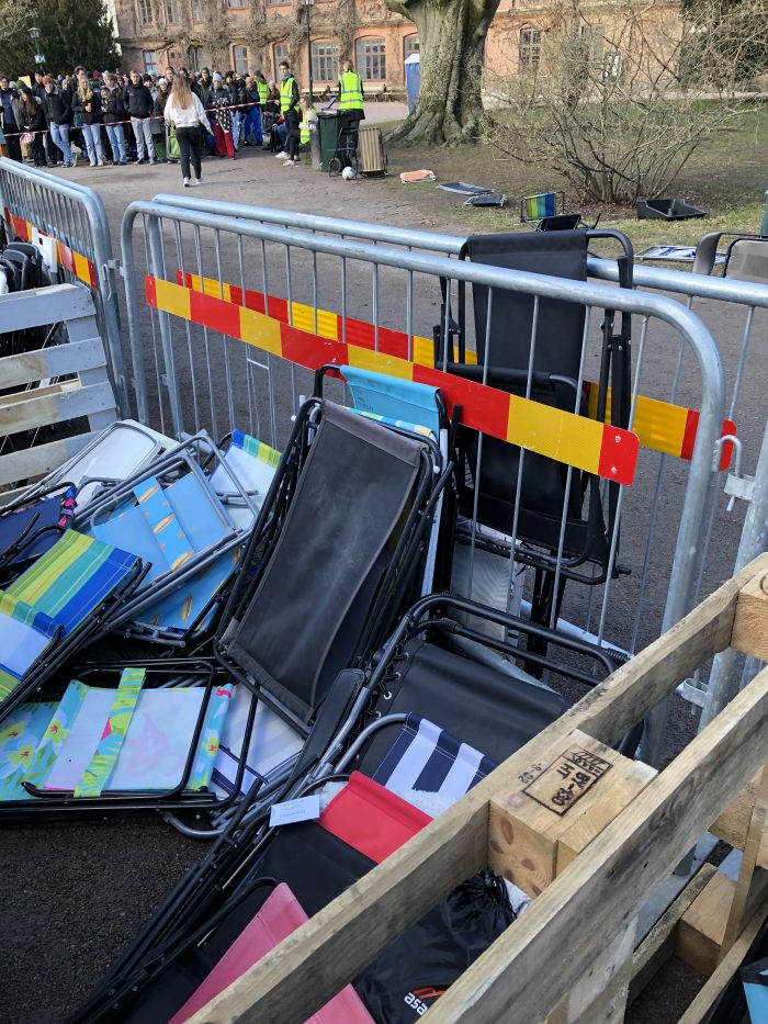 En inhägnad med flera brassestolar i sig under uppropet för Katastrofalkarneval