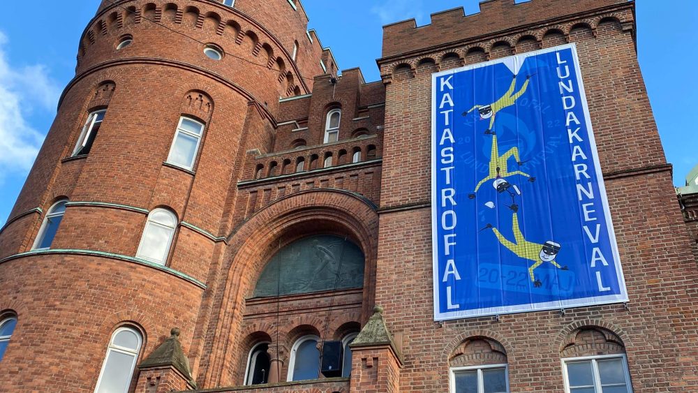 En bild på AF Borgen med Katastrofalkarneval affisch på sig