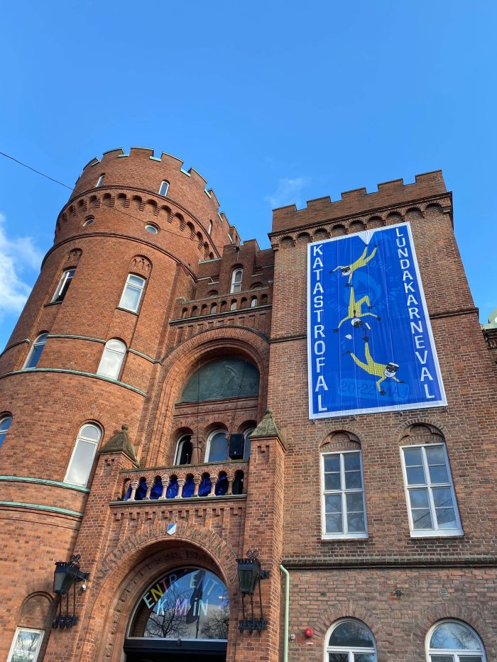 En bild på AF Borgen med Katastrofalkarneval affisch på sig