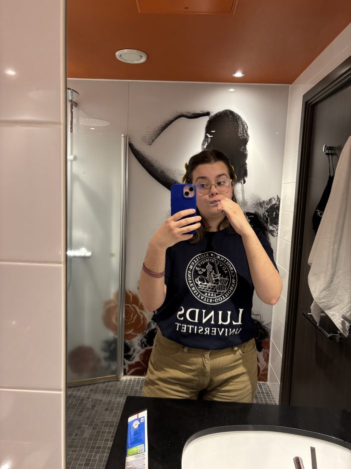 Jag som borstar tänderna på hotellrummet innan en mässa