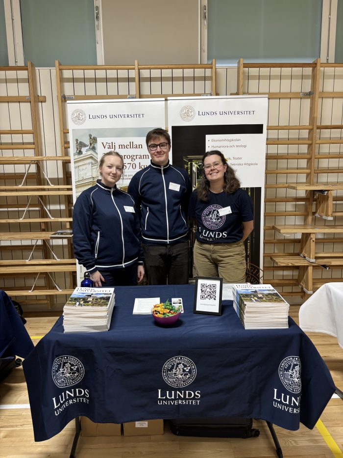 Jag och två andra studentambassadörer vid vår monter på en mässa i Stockholm