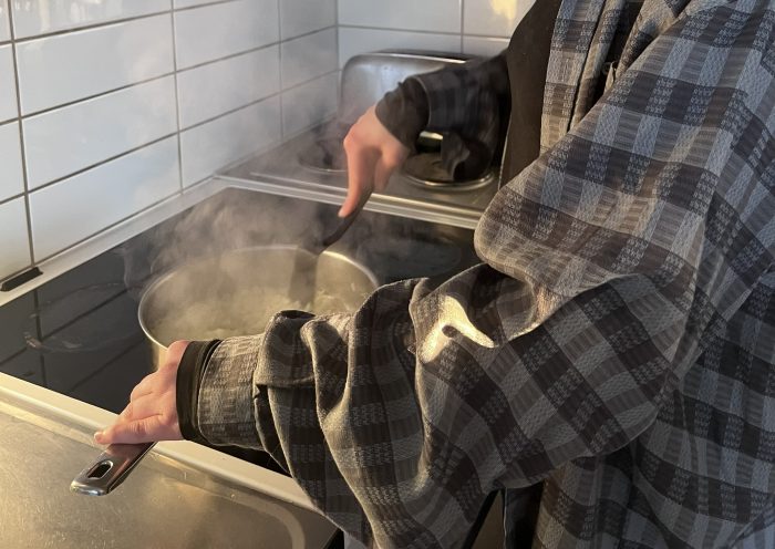 Jag och min kompis som lagar lite mat i korridoren