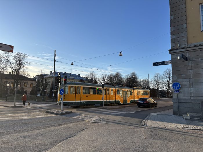 Bild på gul spårvagn i Norrköping