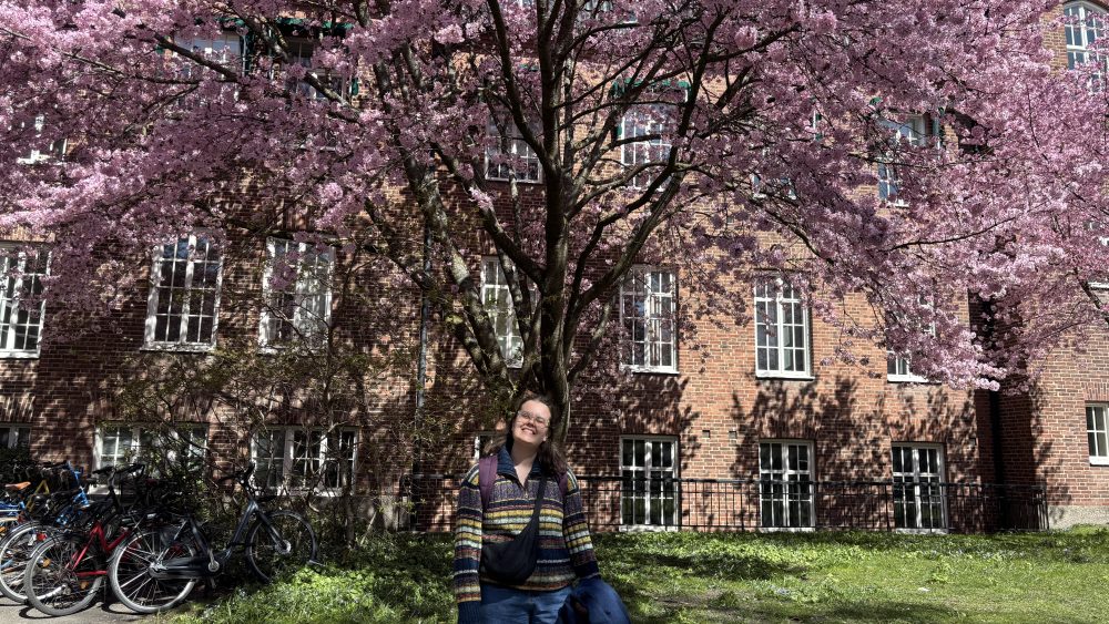 Nicole står framför ett körsbärsträd på Paradisområdet