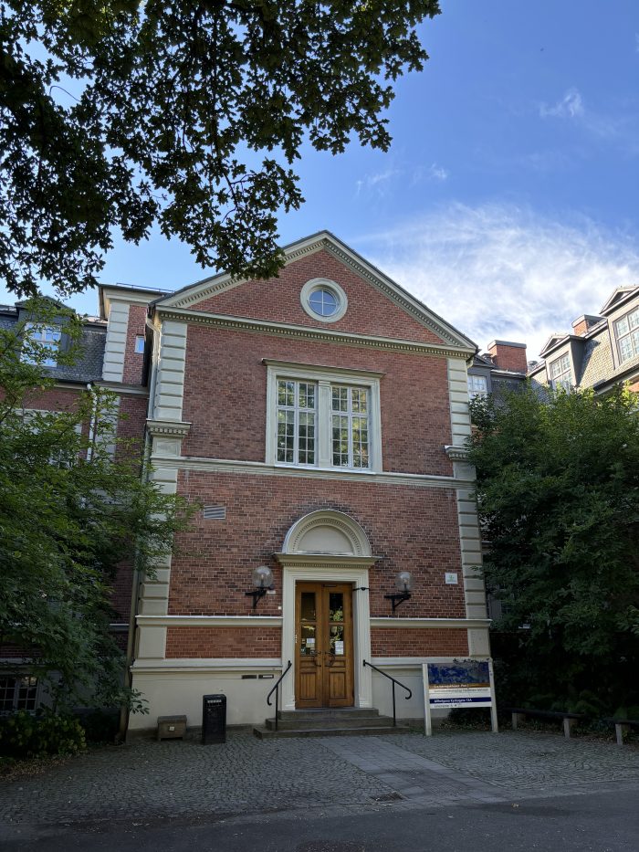 Samhällsvetenskapliga biblioteket under sensommar ljus