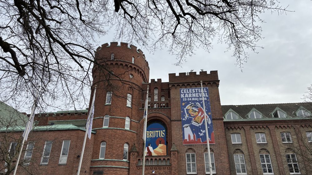 Bild på AF-borgen med Celestialkarneval affischen
