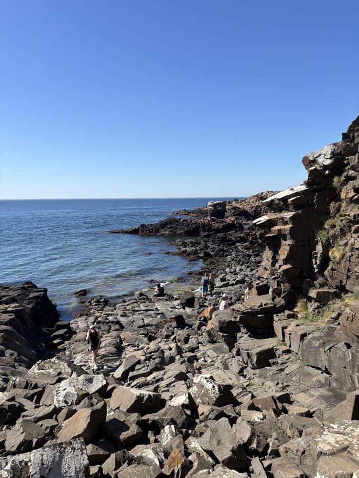 Stenar vid Mölles fyr. Utsikt över havet.