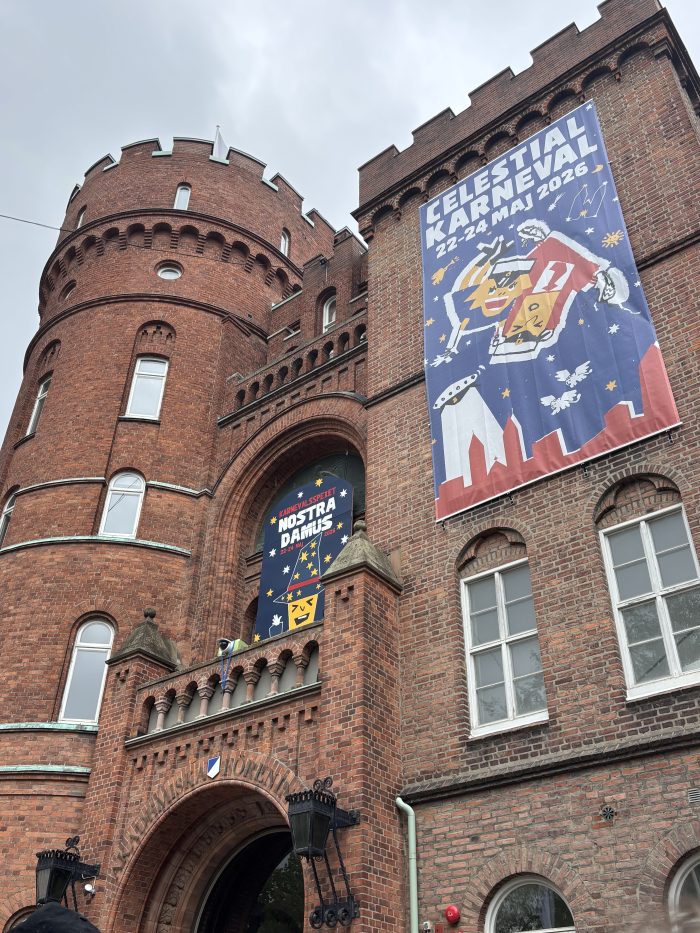 AF-borgen som är dekorerat med affisch för Lundakarnevalen och karnevalsspexet "Nostra Damus"