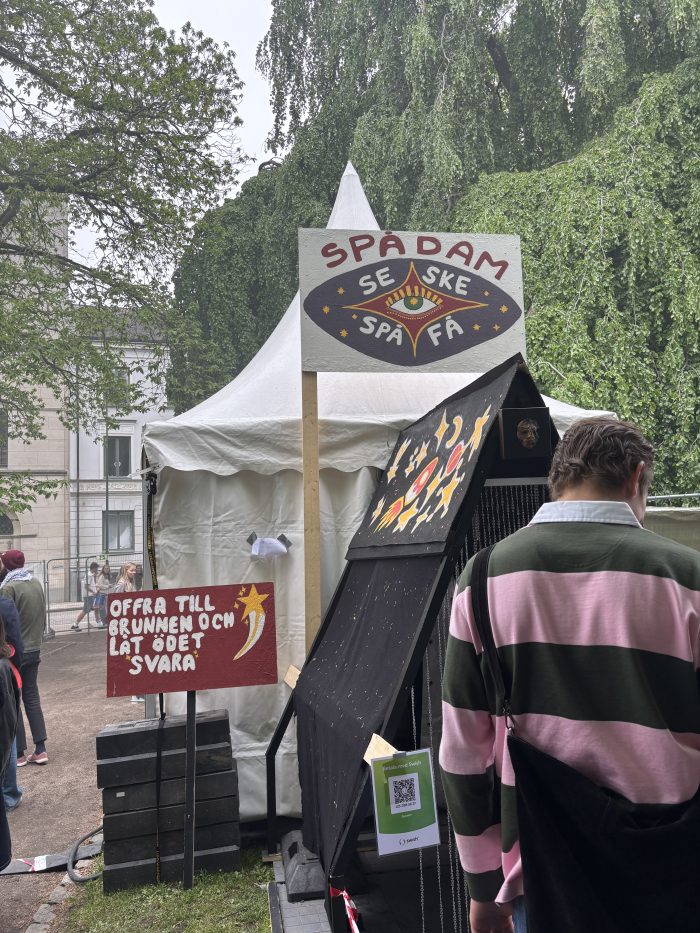 Ett tält på Lundakarnevalen som heter "Spådamen"