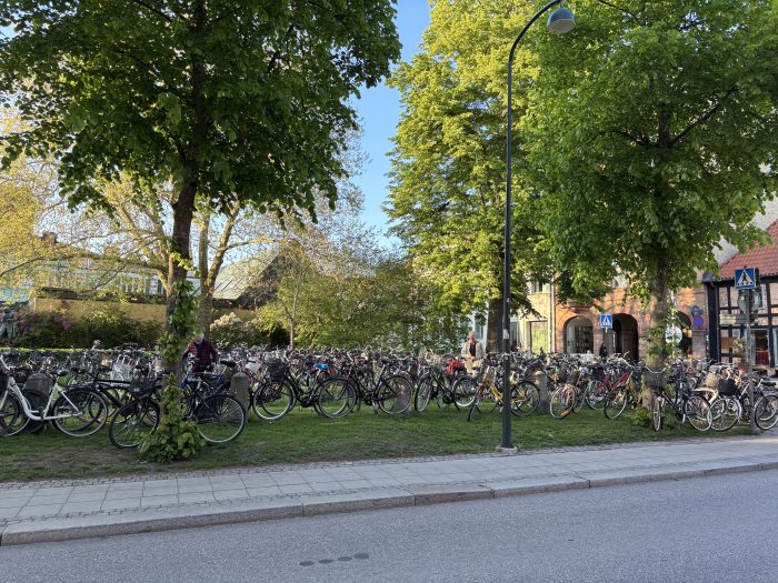 Jättemånga cyklar som står parkerade utanför karnevalsområdet.