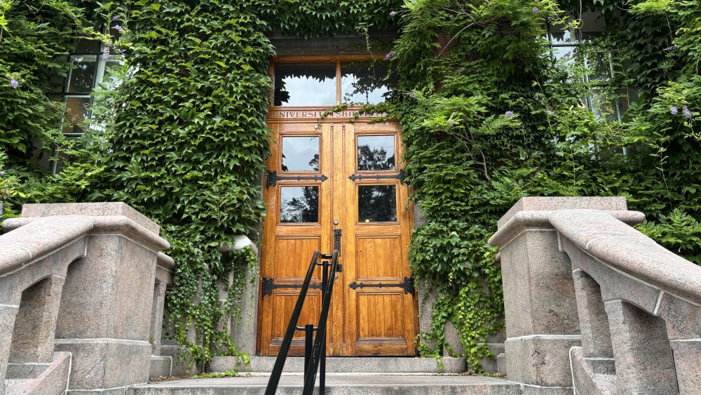 Entré till Univerisitetsbiblioteket.
